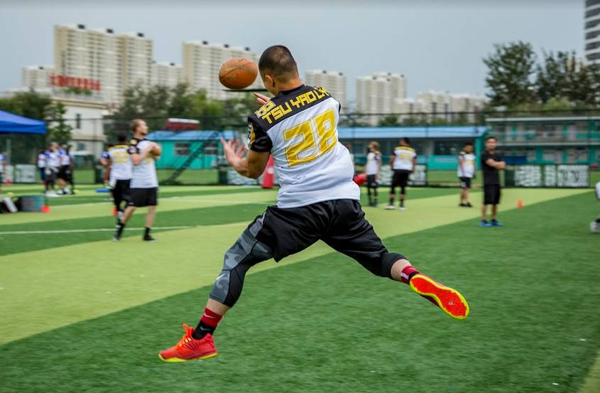 九游iOS游戏中心橄榄球巡回赛掀起高潮，江汉雷豹队翻盘岭东雄狮队，战至最后一刻——中场绞杀压制对手的简单介绍