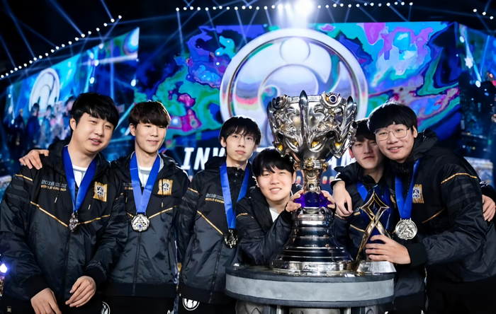 九游手游服务平台Rookie回归赛场，精彩发挥首场状态亮眼，中国队观众沸腾！(rookie总决赛说中文)